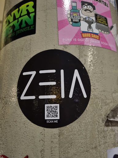 Street sticker Amsterdam SAMPLE MET EN NEE НЕТ SCHOOT KLAPPERS SMACK CORKUSTRA SODA NVR GOUD SAUS PUNK IS DOOD! SMACK SODA LEEFT EYN EMOS JUNGLE ZEIA SCAN ME