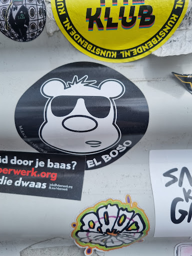 Street sticker 23 ErkoTek KULTI KLUB KUNSTBENDE.NL T KUNSTBENDE.NL MAKE HAMBURG EL BOSO id door je baas? erwerk.org die dwaas info@rlaerwerk.org fb.me/vloerwerk G vs