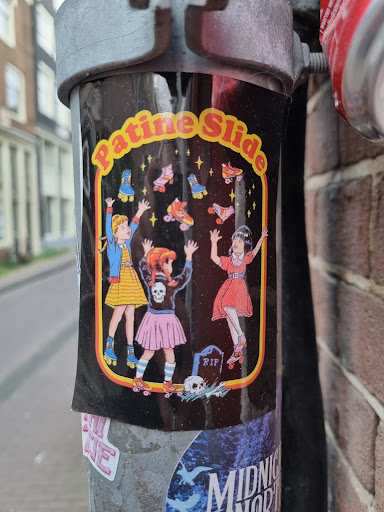 Street sticker Amsterdam waarvan Koolhydrate 12A Patirle Slide de RIP a H TE MIDNA