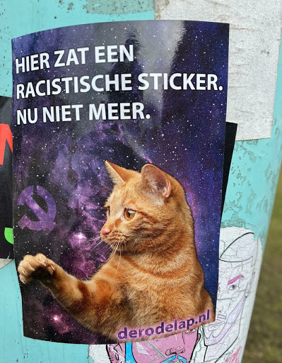 Street sticker Amsterdam HIER ZAT EEN RACISTISCHE STICKER. NU NIET MEER. derodelap.nl