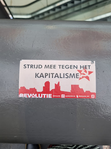 Street sticker Amsterdam STRIJD MEE TEGEN НЕТ KAPITALISME REVALUTIE MARXISTEN.NL REVOLUTIE f REVOLUTIE_IMT