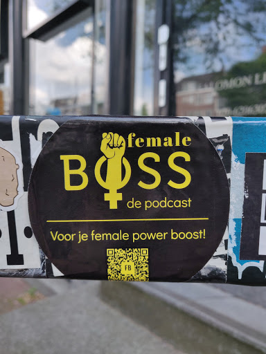 Street sticker Amsterdam female BOSS de podcast Voor je female power boost!