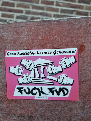 Street sticker Amsterdam Geen Fascisten in onze Gemeente! FUCK FVD zwartekat.org