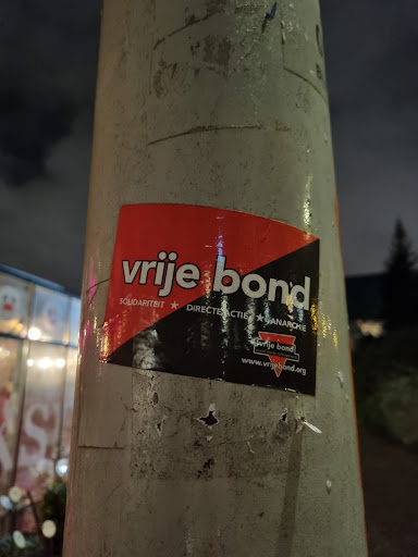 Street sticker Amsterdam vrije bond GANARCHIE DIRECTEACTIE SOLIDARITEIT Evrije bond anarchatische www.vrijebond.org SI