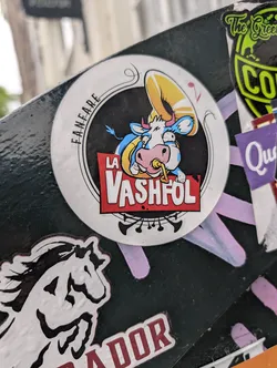A round sticker with a cartoon cow playing a trombone. The sticker reads 'FANFARE LA VASHFOL'.