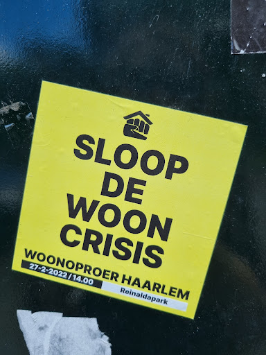 Street sticker SLOOP DE WOON CRISIS WOONOPROER HAARLEM Reinaldapark 27-2-2022/14.00