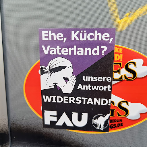 Street sticker Berlin Ehe, K&uuml;che, Vaterland? KE D! ES unsere Antwort WIDERSTAND! GS FAU BERLIN GS.DE