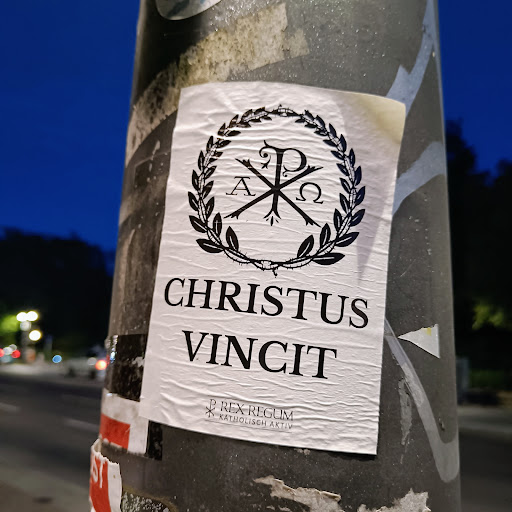 Street sticker Berlin P C A CHRISTUS VINCIT X KATHOLISCH REX REGUM AKTIV