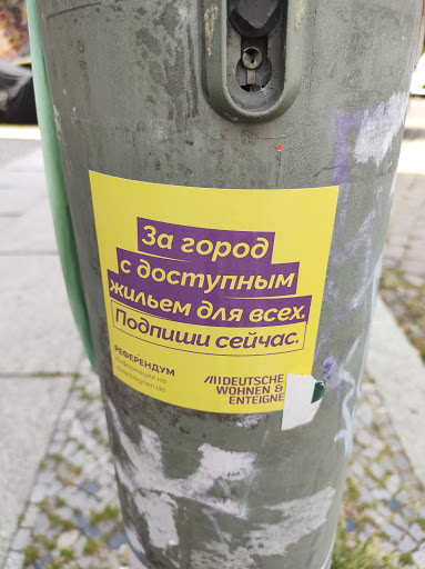 Street sticker Berlin За город С доступным жильем для всех. Подпиши сейчас. РЕФЕРЕНДУМ Информация на //!!DEUTSCHE dwenteignen.de WOHNEN &amp; ENTEIGNE