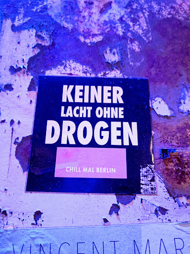 Street sticker KEINER LACHT OHNE DROGEN CHILL MAL BERLIN VINCENT MAR