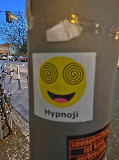 Street sticker Berlin Hypnoji seenotre istkod verbreck