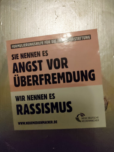 Street sticker Berlin FORMULIERUNGSHILFE F&Uuml;R DIE BE 18 BEBRSTATTUNG SIE NENNEN ES ANGST VOR &Uuml;BERFREMDUNG WIR NENNEN ES RASSISMUS WWW.NEUEMEDIENMACHER.DE NEUE DEUTSCHE MEDIENMACHER