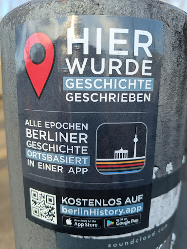 Street sticker HIER WURDE GESCHICHTE GESCHRIEBEN ALLE EPOCHEN BERLINER GESCHICHTE ORTSBASIERT IN EINER APP KOSTENLOS AUF berlinHistory.app GET IT ON Download on the Google Play App Store souedsloud.com