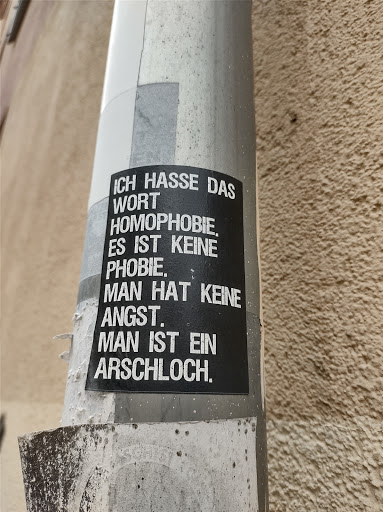 Street sticker Berlin n ICH HASSE DAS WORT HOMOPHOBIE. ES IST KEINE PHOBIE, MAN HAT KEINE ANGST. MAN IST EIN ARSCHLOCH.