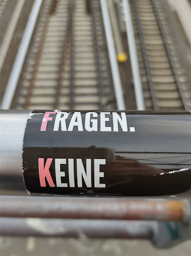 Street sticker FRAGEN. KEINE