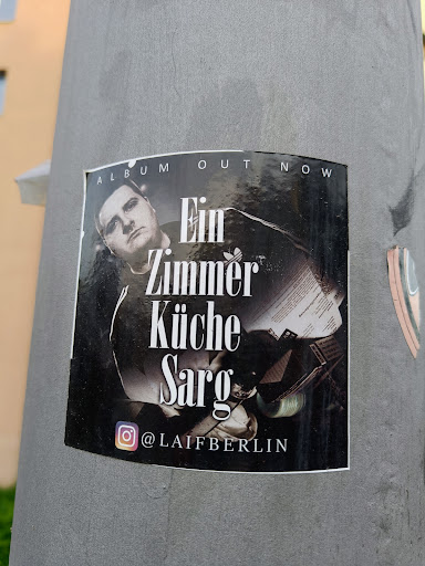 Street sticker Berlin ALBUM OUT NOW Ein Zimmer ЭЛ K&uuml;che 2 SunjapionnesBun ONA BV of a Sarg @LAIFBERLIN