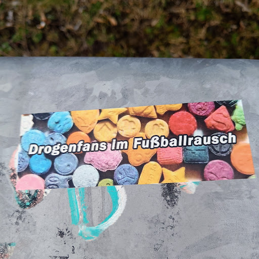 Street sticker Berlin Drogenfans im Fu&szlig;ballrausch