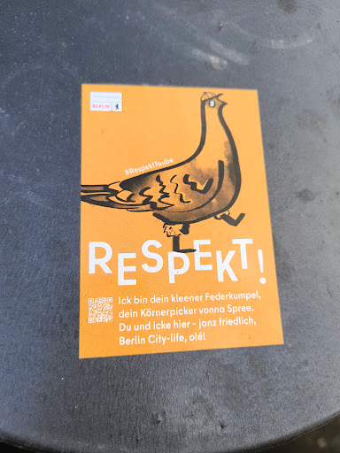 Street sticker Berlin BERLIN RESPEKT! Ick bin dein kleener Federkumpel, dein K&ouml;rnerpicker vonna Spree. Du und icke hier-janz friedlich, Berlin City-life, ol&eacute;!