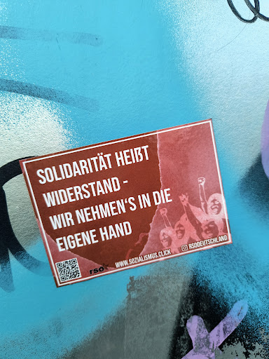 Street sticker Berlin SOLIDARIT&Auml;T HEIBT WIDERSTAND- WIR NEHMEN'S IN DIE EIGENE HAND rso WWW.SOZIALISMUS.CLICK RSODEUTSCHLAND