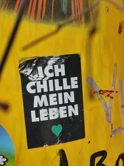Black and white sticker with a green heart. The text says: "Ich chille mein Leben" which translates from German to: "I chill my life".