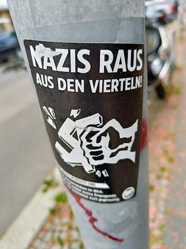 Street sticker Berlin NAZIS RAUS AUS DEN VIERTELN! NORDOST AN MARATHON America ORG Awa Blick Propasanda