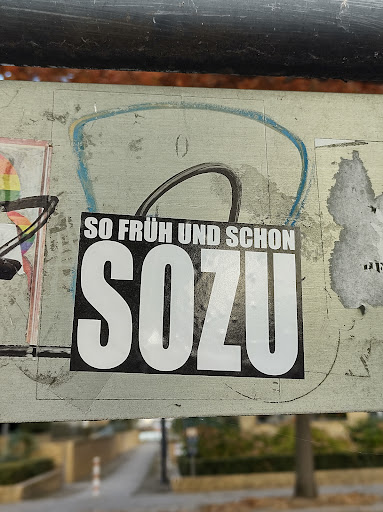 Street sticker Berlin SO FR&Uuml;H UND SCHON SOZU