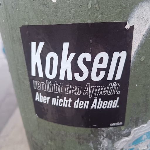 Street sticker Berlin Koksen verdirbt den Appetit. Aber nicht den Abend. kalle-zilske