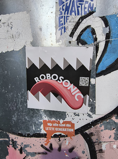 Street sticker Berlin SWAFTEN TAS EIF T GARIA ROBOSONIC Wir alle sind die LETZTE GENERATION