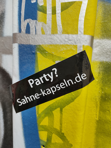 Street sticker Berlin Party? Sahne-kapseln.de