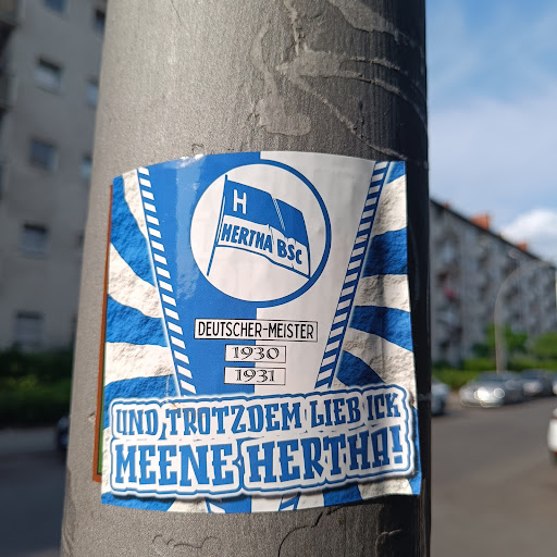 Street sticker Berlin H HERTHA BSC DEUTSCHER-MEISTER 1930 1931 UND TROTZDEM LIEB ICK MEENE HERTHA!