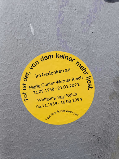 Street sticker keiner dem von mehr Im Gedenken der, an Mario ist G&uuml;nter Werner Reich liest. 21.09.1958 - 21.01.2021 Tot Wolfgang Roy Reich 05.11.1959 - 16.08.1994 Your time is not over yet