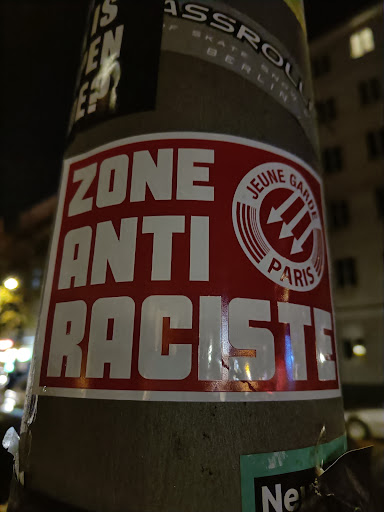 Street sticker IS SSROUP BERLIN EN EEP ZONE JEUNE GARDE ANTI PARIS RACISTA Ne