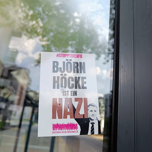 Street sticker Berlin BJ&Ouml;RN H&Ouml;CKE IST EIN NAZI AUFSTEHEN-GEGEN-RASSISMUS.DE