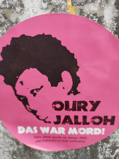 Street sticker Berlin OURY JALLOH DAS WAR MORD! Oury lalloh wurde im lanuar 2005 von Polizisten in Halt verbrannt