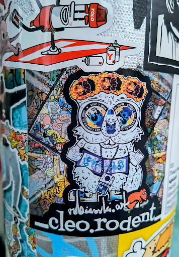 Street sticker Berlin YOLO VIVE Y DEJA A VIVIR STREET JO ART EL CONTRA CONTRA ART EL ODIO , u 3 un cleo.rodent