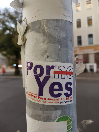 Street sticker Ju-chilage - Porne Yes nut Feminist HAU / Urania f&uuml;r Erwachsene! Humboldt-Universit&auml;t/ Porn Award poryes.de 16.10.21 % Feld de