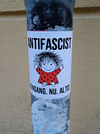 Street sticker ANTIFASCIST BENGANG. NU. AL TID.