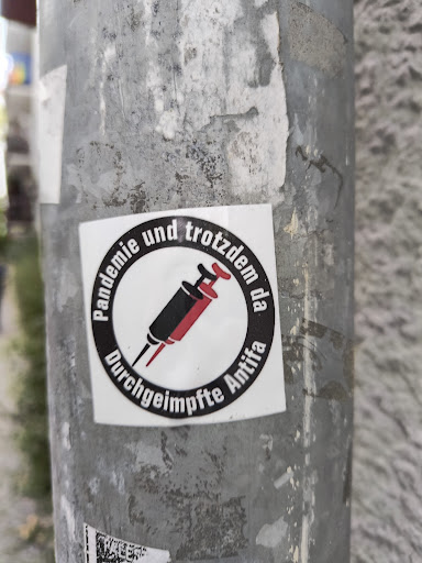 Street sticker Pandemie und trotzdem da Durchgelmutte Antifa