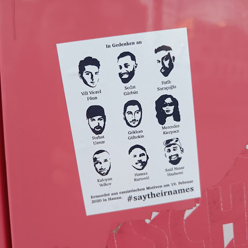 Street sticker Berlin In Gedenken an Vili Viorel Sedat Fatih Paun G&uuml;rb&uuml;z Sara&ccedil;oglu Ferhat G&ouml;khan Mercedes Unvar G&uuml;ltekin Kierpacz Said Nesar Kaloyan Hamza Hashemi Velkov Kurtovic Ermordet aus rassistischen Motiven am 19. Februar 2020 in Hanau.