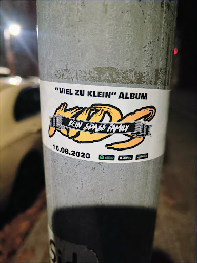 Street sticker Berlin &quot;VIEL ZU KLEIN&quot; ALBUM KEIN SPASS FAMILY 16.08.2020 Licters - amazonment Spotify MUSIC