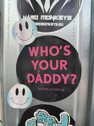 Street sticker HARD MONKEYS ARDMONKEYS.EU WHO'S YOUR DADDY? DADDYBLATZHEIM.DE