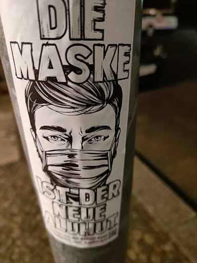 Street sticker Berlin DIE MASKE IST DER NEUE ALUHUT