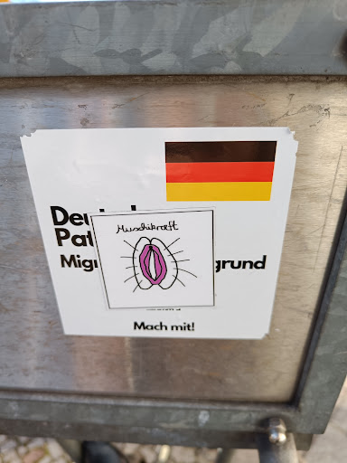 Street sticker Berlin De Muschikraft Pat Mig grund - Mach mit!