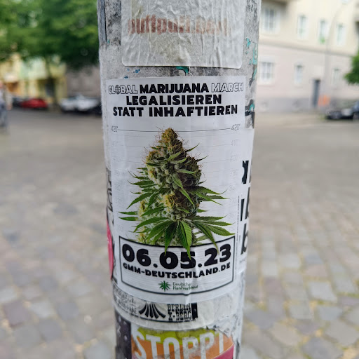 Street sticker Berlin suffour GLOBAL MARIJUANA MARCH LEGALISIEREN STATT INHAFTIEREN 4'20&quot; 4'20&quot; 4'10&quot; 410' 400&quot; 400 390 390 y 380 380 370 370 W 3'601 b 06.05.23 GMM-DEUTSCHLAND.DE thing Deutsche NO Hanfverband was AAE BERLIN Z-BERG STOPPI