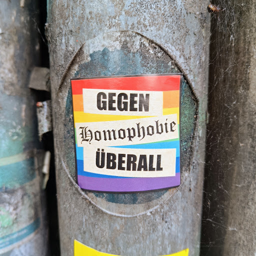 Street sticker GEGEN homophobie &Uuml;BERALL