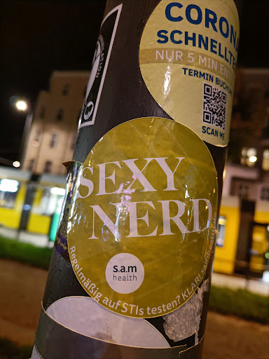 Street sticker Berlin CORON SCHNELLTE NUMILATION NUR 5 MIN ENTF TERMIN BUCHU SCAN ME SEXY واس unter Regelm&auml;&szlig;ig NERD samheau health s.a.m KLAR! testen? STIs auf