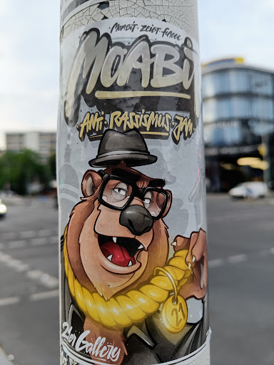 Street sticker MOABIT ZEiGT fraces. HOABi ANTi 21 Golleres