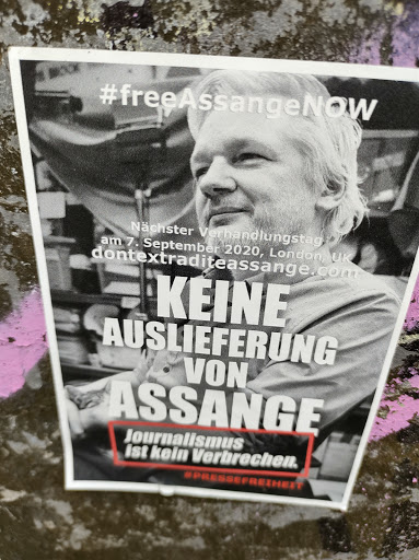 Street sticker Berlin N&auml;chster verhandlungstag am 7. September 2020, London UK dontextraditeassange.com KEINE AUSLIEFERUNG VON ASSANGE Journalismus Ist kein Verbrechen. SPRESSEFREEHE