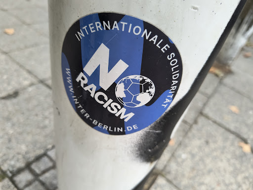 Street sticker Berlin INTERNATIONALE N SOLIDARIT&Auml;T RACISM DE