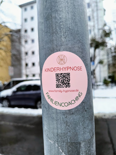 Street sticker Ein runder Sticker in rosa mit dem Text 'Kinderhypnose' und 'Familiencoaching'.  Darüber befindet sich ein Logo und darunter ein QR-Code mit der Webseite www.family-hypnose.de